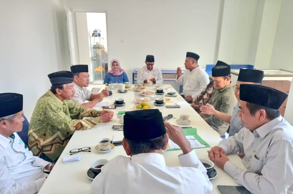 mideomoto's tweet photo. Orientasi lapangan,team @pcnukabmagelang bersama team mwcnu salam,dari 5 titik yg diajukan di sepakati yg terbaik di pasar salak gremeng depan pom bensin semen. Semoga berkah. #numagelang #salam #magelang https://t.co/vAeqBRqOot