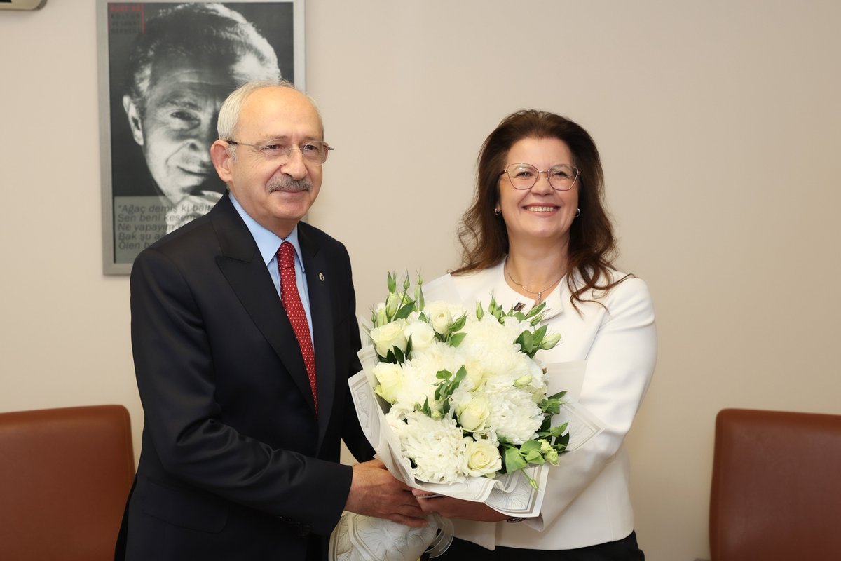 herkesicinCHP's tweet photo. Genel Başkanımız Kemal Kılıçdaroğlu, Eğitim-Sen Genel Başkanı Nejla Kurul’u sendika genel merkezinde ziyaret etti. Ziyaretin ardından Kurul ile ortak basın toplantısı düzenleyen Sayın Kılıçdaroğlu eğitim alanındaki sorunlar ve çözüm önerilerini anlattı. https://t.co/1UVWCyeCVZ