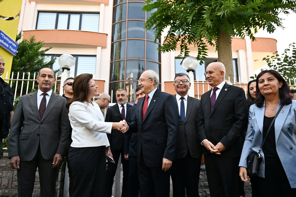 herkesicinCHP's tweet photo. Genel Başkanımız Kemal Kılıçdaroğlu, Eğitim-Sen Genel Başkanı Nejla Kurul’u sendika genel merkezinde ziyaret etti. Ziyaretin ardından Kurul ile ortak basın toplantısı düzenleyen Sayın Kılıçdaroğlu eğitim alanındaki sorunlar ve çözüm önerilerini anlattı. https://t.co/1UVWCyeCVZ