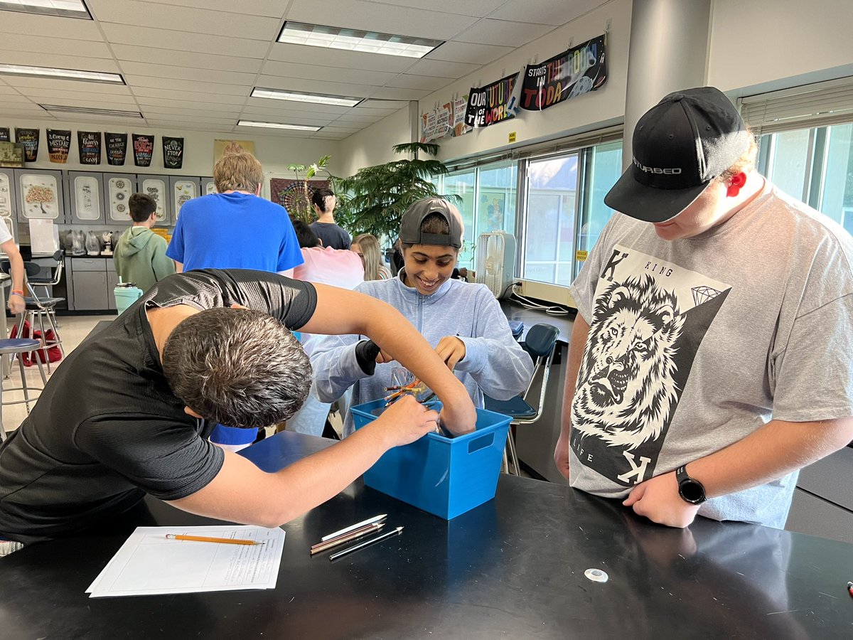 mrsgrulichlhs's tweet photo. Half day fun with the scientific method! https://t.co/4m8HVs3p9i
