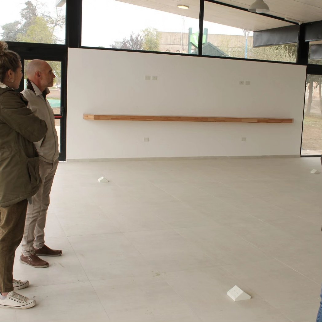 rionegroobras's tweet photo. El secretario de Obras e Infraestructura de la provincia, Alejandro Echarren, verificó los últimos avances del nuevo Centro de Informes Turísticos de la capital rionegrina.

Actualmente se están ejecutando las últimas tareas en el edificio próximo a su inauguración. https://t.co/k9KcVzPGif