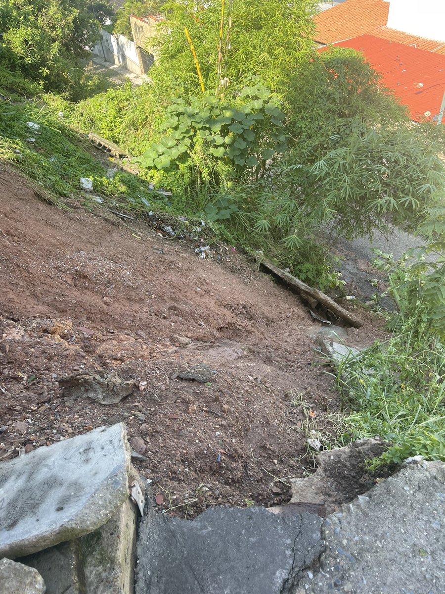 PanchoBigott's tweet photo. Atención autoridades del Municipio Sucre, @JoseVRangelA @GabrielaEsSucre @MirandaGob @NicolasMaduro @delcyrodriguezv la caminería de altos de lebrun que colinda con la calle Terepaima del marqués, se derrumbó y hay casas que están a punto de ser derrumbadas por ceder el terreno https://t.co/E4GtWoXLMB