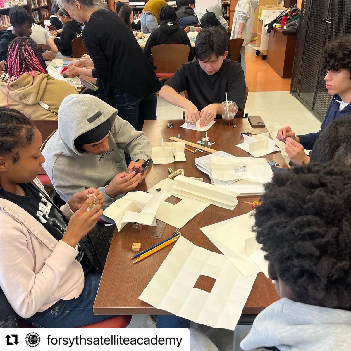 CIOBCitywide's tweet image. Collaborative art projects are always inspiring! 🎨✨ Kudos to Forsyth students, @PrattInstitute, and artist @Annika_Bowker for creating a beautiful window hanging together. 🪟🌟 #ArtCollaboration #CreativityInEducation @NYCSchools  @DOEChancellor