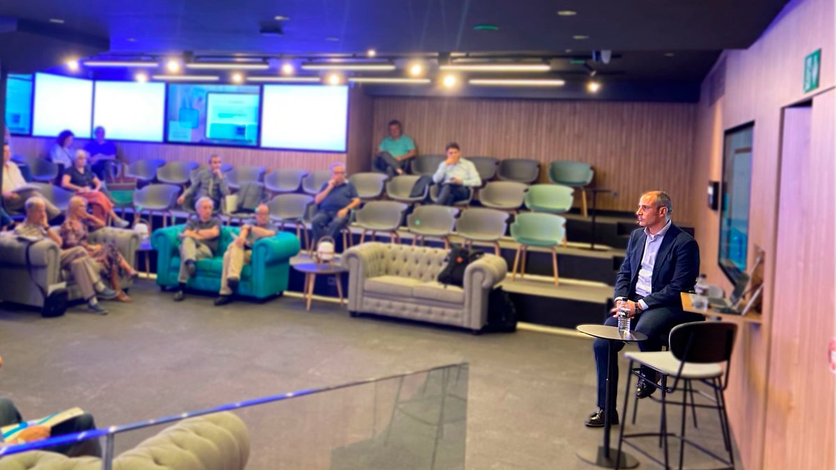 👥 Ayer #accionistasCABK asistieron en Barcelona a un nuevo curso #AulaCABK sobre planificación financiera, con <a href="/KiqueKas/">Enrique Castellanos</a>, director del Instituto BME.

Descubre todas las actividades en la agenda del inversor de la web corporativa: bit.ly/AgendaInversor…
#EducaciónFinanciera