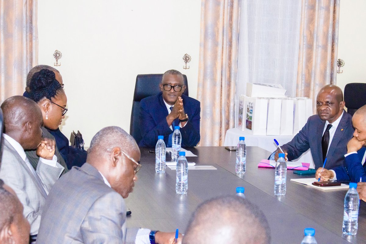 RwandaInCongo's tweet photo. Amb.@TheoMutsinda a accueilli à l'Ambassade, une forte délégation du Ministère de l’Intérieur, de la Décentralisation et du Développement Local, composé par le préfet, directrice générale des collectivités locales, Mme Jacésie celène Miyouna Oniangué, 1/5 https://t.co/fVpIzdwX1r