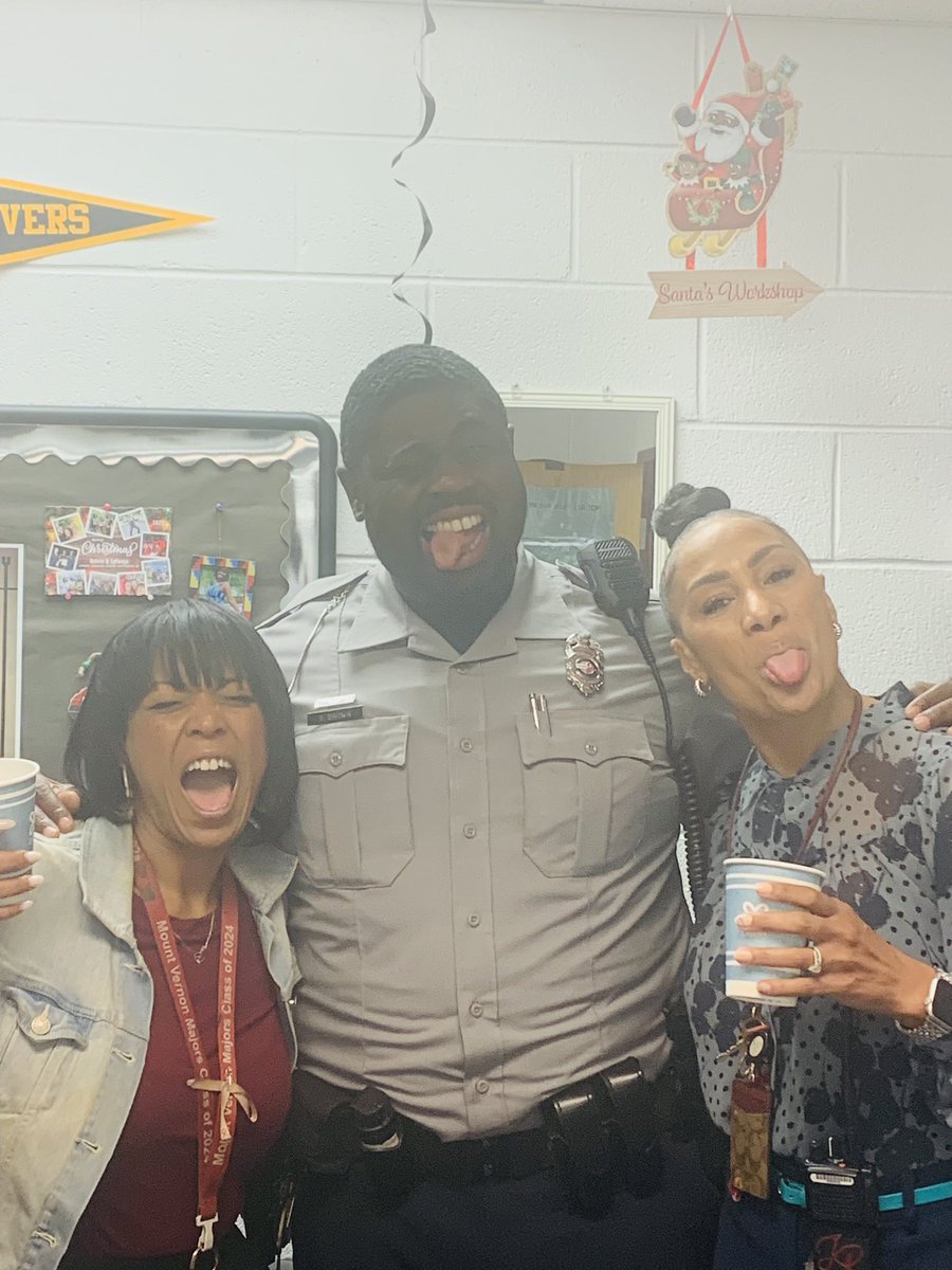 MVMAJORS's tweet photo. Happy Coffee with a Cop Day!  We ❤️ you Officer Brown! #GOMAJORS https://t.co/hArQOowgzC