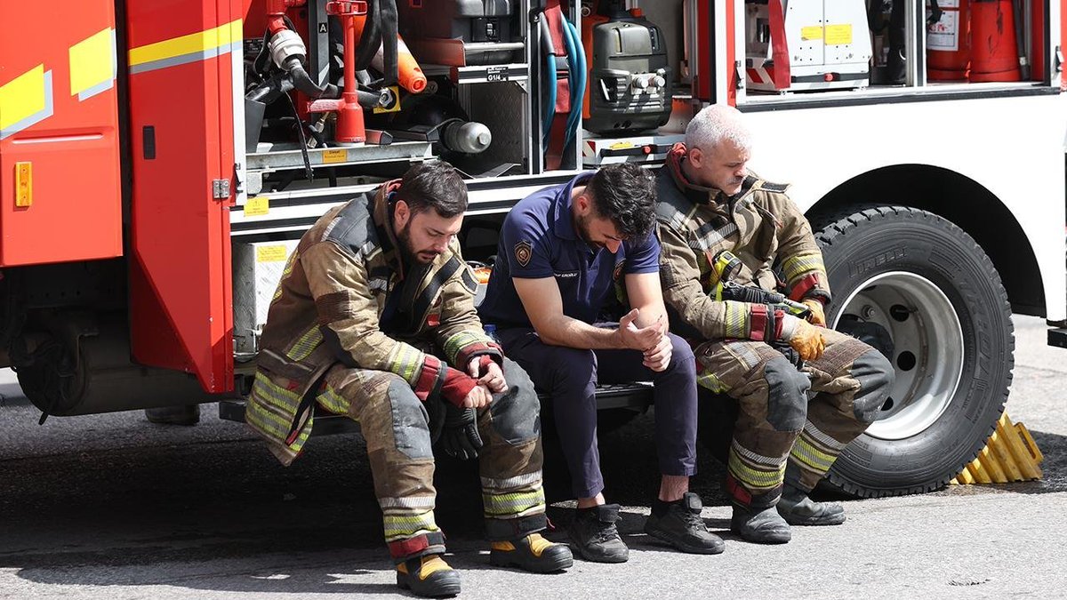 4KURT_'s tweet photo. Ankara'nın Keçiören ilçesi Osmangazi Mahallesi'nde bir binada meydana gelen yangına müdahale ederken dumandan etkilenerek şehit olan itfaiye eri Fahrican Yavaş'a Allah'tan rahmet yakınlarına sabırlar diler tedavisi devam eden itfaiye erlerine acil şifalar dileriz. 
@4KURT_ 🇹🇷 https://t.co/YT4iwGPSgo