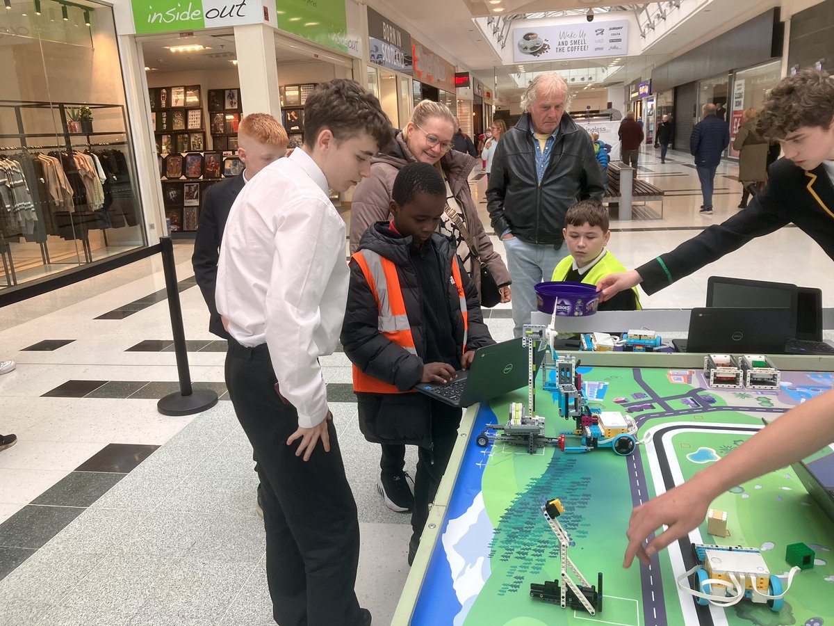 McLarenSTEM's tweet photo. Working with the lovely pupils from @AllansPrimary on Robotics at the Stirling Science Festival. #StirlingScienceFest https://t.co/IWlQcxKkVf