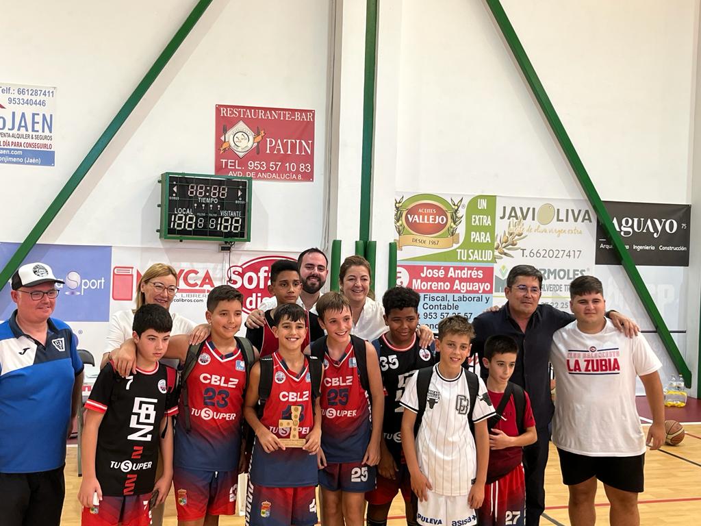 ATorredonjimeno's tweet photo. 🏀Éxito deportivo y de convivencia del I Torneo de los Santos Patronos celebrado el pasado domingo.
 Gran afición del @CBToxiria  y fantástica jornada con los amigos del CB La Zubia.

¡Deseando estamos que llegue la segunda edición! https://t.co/ykAqlo2ac6