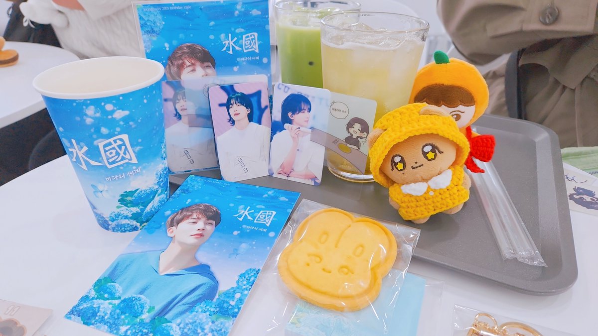Haniya_1004's tweet photo. 💌水國 ; 바다의 세계
》카페 코드

악 배너 찍는거 깜빡했다
대신 예쁜 특전 사진이라도ㅠㅠ 카페 컨셉에 맞게 특전과 내부가 파란색으로 꾸며져 있었고, 인화사진이나 액자도 있어서 구경하는게 재밌었어요! 제가 또 캐랜 정한이를 좋아하기 때문에🤭

#정한이의_깊은_바다
#Jeonghan_is_blue https://t.co/vWsTYp1T2m