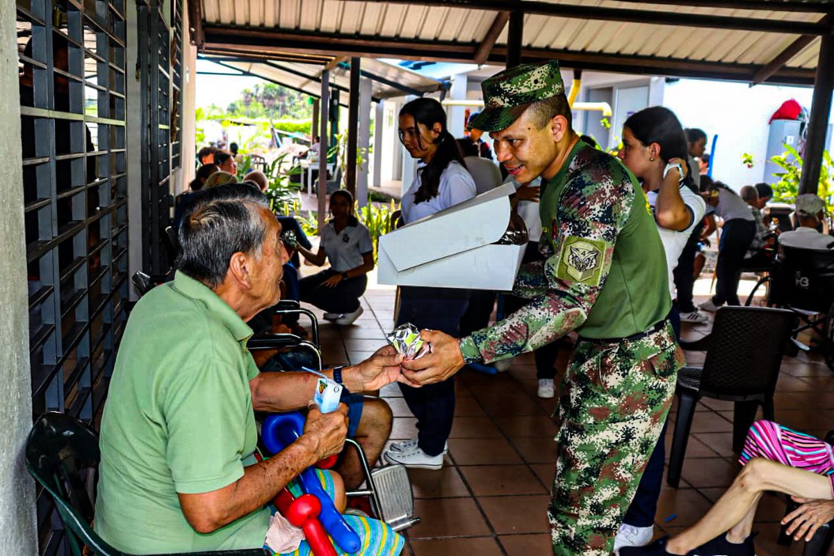 Ejercito_Div4's tweet photo. Nuestro mejor acto de amor es el servicio 🫡, es así, como a través de una serenata, actividades motrices y más, demostramos el amor y profundo respeto hacia los abuelitos del hogar geriátrico de San Gerardo en Villavicencio, #Meta.

¡Somos su @COL_EJERCITO!🇨🇴
#SiempreATuLado https://t.co/8hwiV56H8u