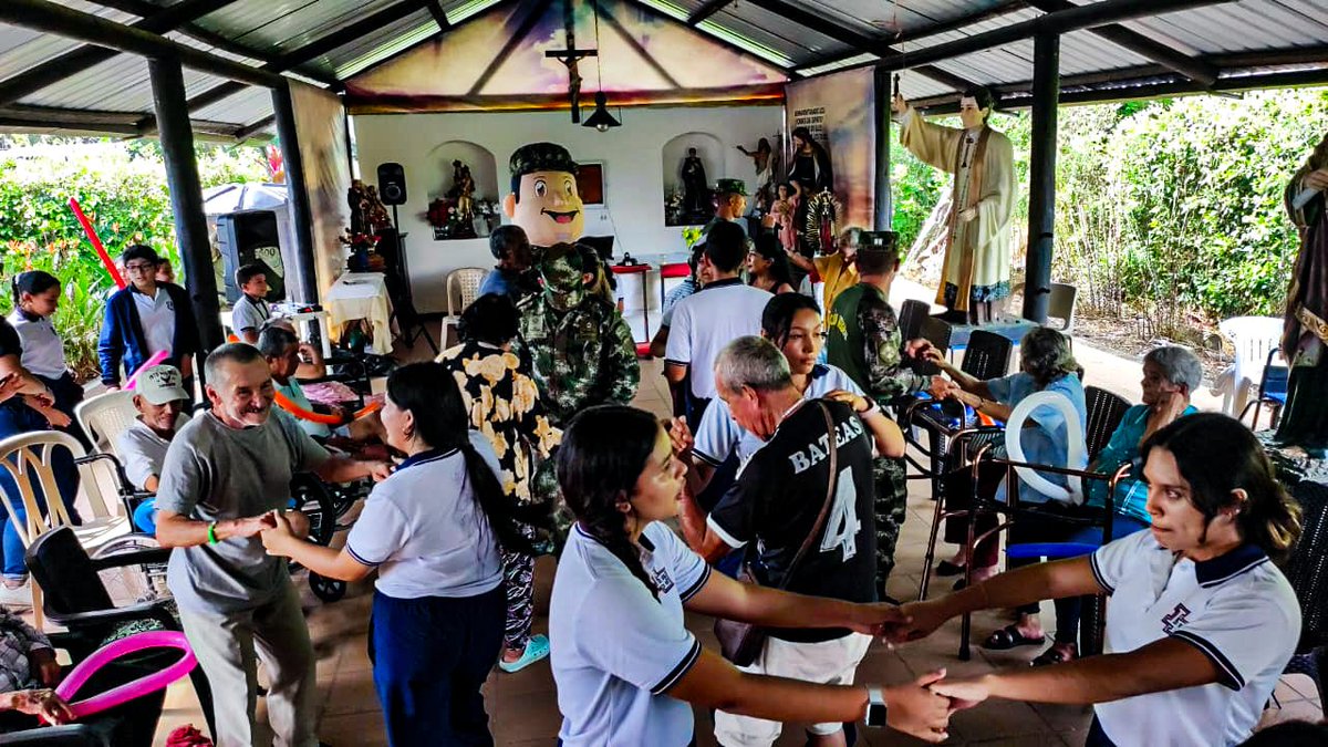 Ejercito_Div4's tweet photo. Nuestro mejor acto de amor es el servicio 🫡, es así, como a través de una serenata, actividades motrices y más, demostramos el amor y profundo respeto hacia los abuelitos del hogar geriátrico de San Gerardo en Villavicencio, #Meta.

¡Somos su @COL_EJERCITO!🇨🇴
#SiempreATuLado https://t.co/8hwiV56H8u