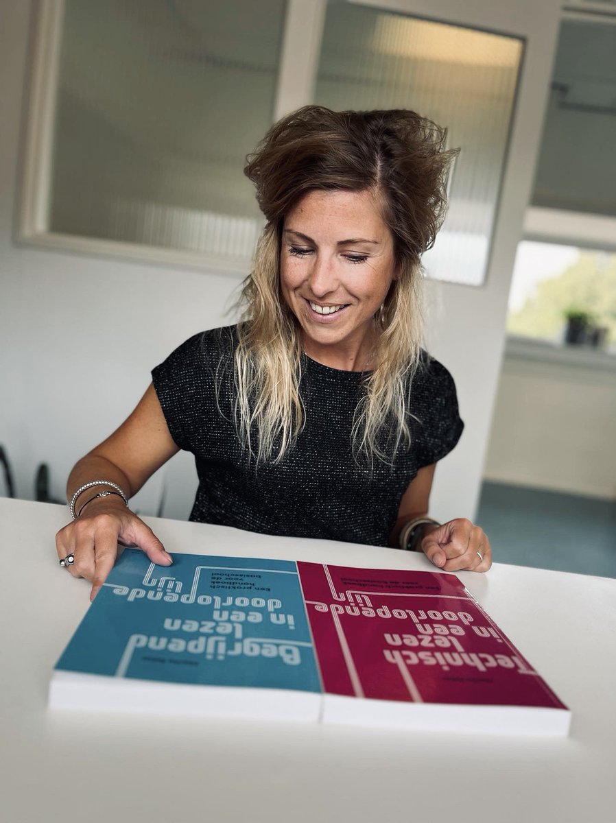 MaritaEskes's tweet photo. 📘Het is dan wel geen kinderboek, maar ik heb deze (Kinderboeken)week wel een heel mooi boek in handen gekregen: míj́n nieuwe #boek, geschreven voor jullie!

Lieve leraren: de boekpresentatie is pas volgende week, maar hier is ‘ie alvast: Begrijpend lezen in een doorlopende lijn! https://t.co/RJFdMqn6eZ