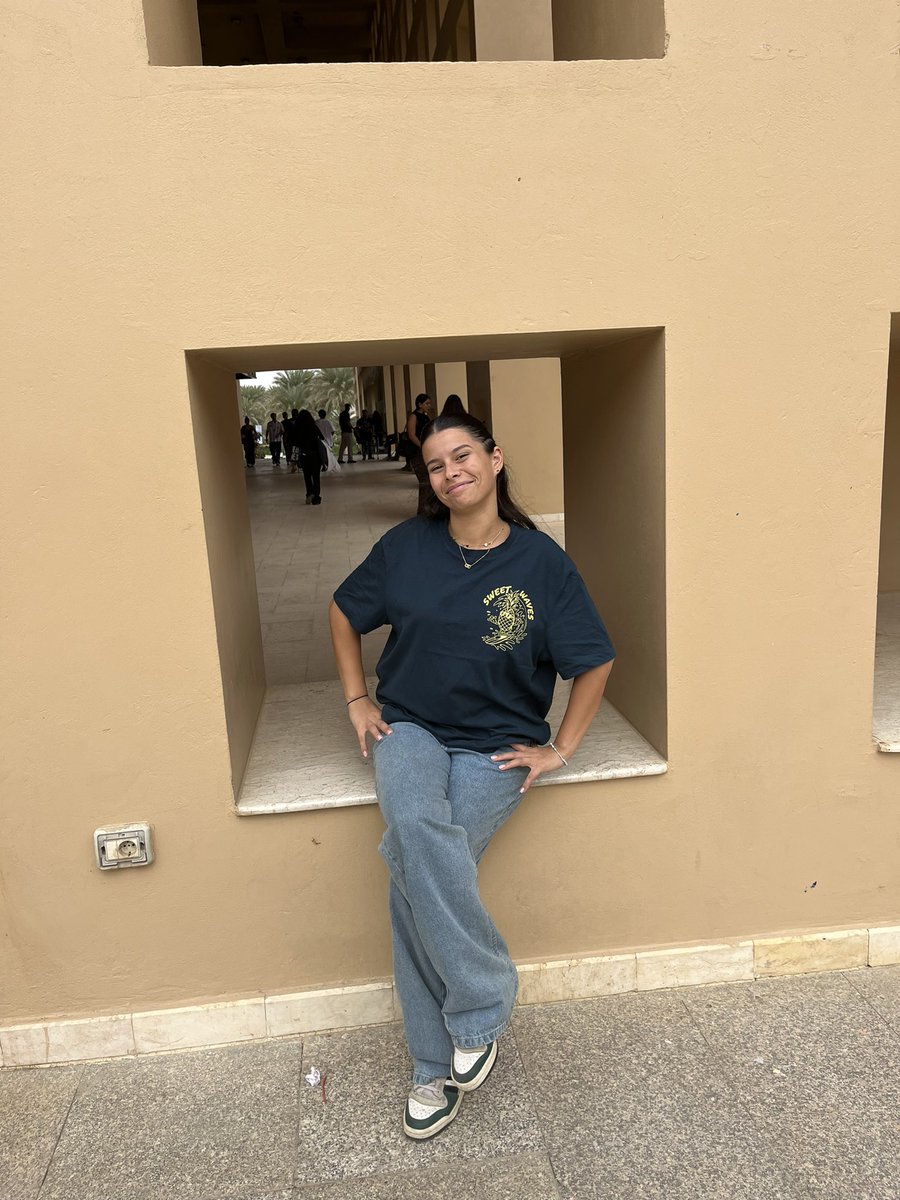 jannabadr1's tweet image. 10. Salma in her favorite spot next to her favorite coffee place. And Janna in her favorite spot, the boxes.
#JRMC2202 #JRLweb