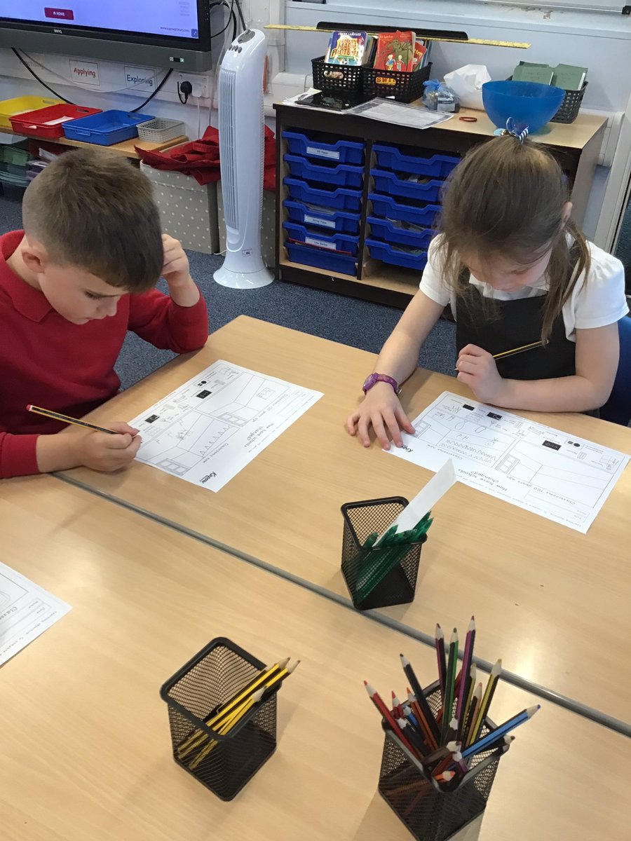 TheEllisY2's tweet photo. In history today we are answering the question โHow have schools changed?โ We are drawing a classroom from 100 years ago and a modern classroom to compare the changes ๐ฉโ๐ซ #TheEllis #KapowHistory https://t.co/TOR55Y6F9r