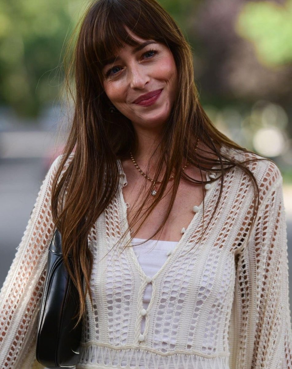 damiearchive's tweet photo. Happy birthday to the queen Dakota Johnson. 🎈🎉 https://t.co/yN7qeR8gPG