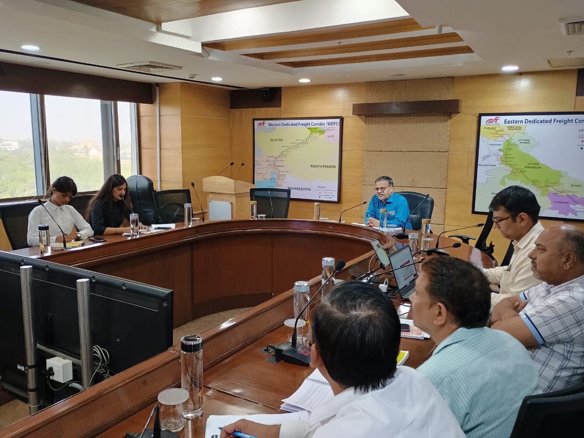dfccil_india's tweet photo. Pre-Bid Meeting for developing a #GatiShakti Cargo Terminal (#GCT) at #WDFC New Dabla station in #Sikar District of Rajasthan was held today. The GCT is expected to provide a fillip to the rich mineral and agriculture resources of the region. #businessdevelopment #infrastructure https://t.co/uDCRO2SWez