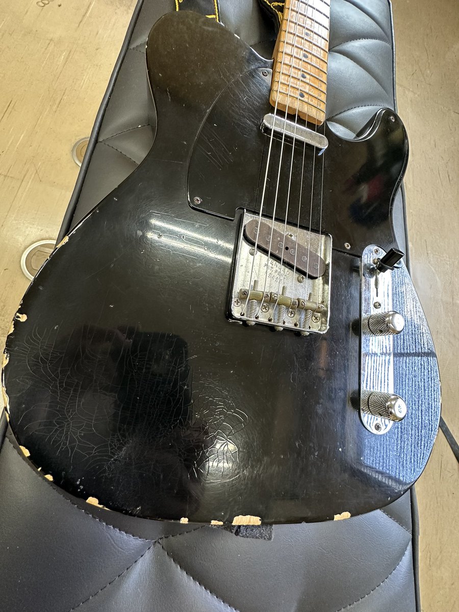 AgesEiji's tweet photo. Fender USA CS TL
極太ネック！
黒黒の組み合わせ。
クラックバリバリ。
かっこよい。 https://t.co/zIl7DZxZHc