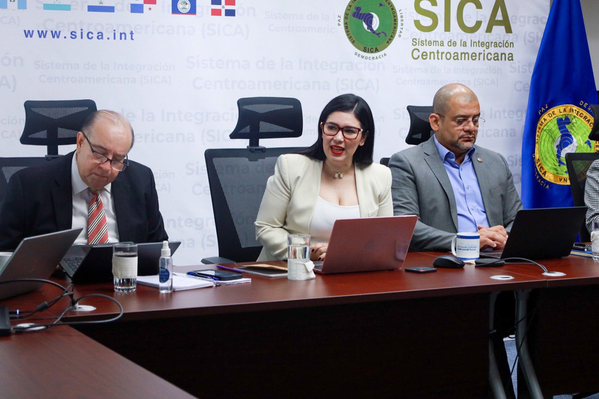 stcfr_sica's tweet photo. Además, ambas partes manifestamos nuestro compromiso para trabajar en conjunto en materia de transparencia y rendición de cuentas en la región y para fortalecer la función fiscalizadora del #CFRSICA. 🤝
🇧🇿🇬🇹🇸🇻🇭🇳🇳🇮🇨🇷🇵🇦🇩🇴 https://t.co/qJzrIVnOXR