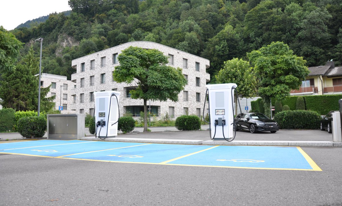 Eine Schnellladestation für Elektroautos bei der AMAG Vaduz; media-corner.ch/press/eine-sch…