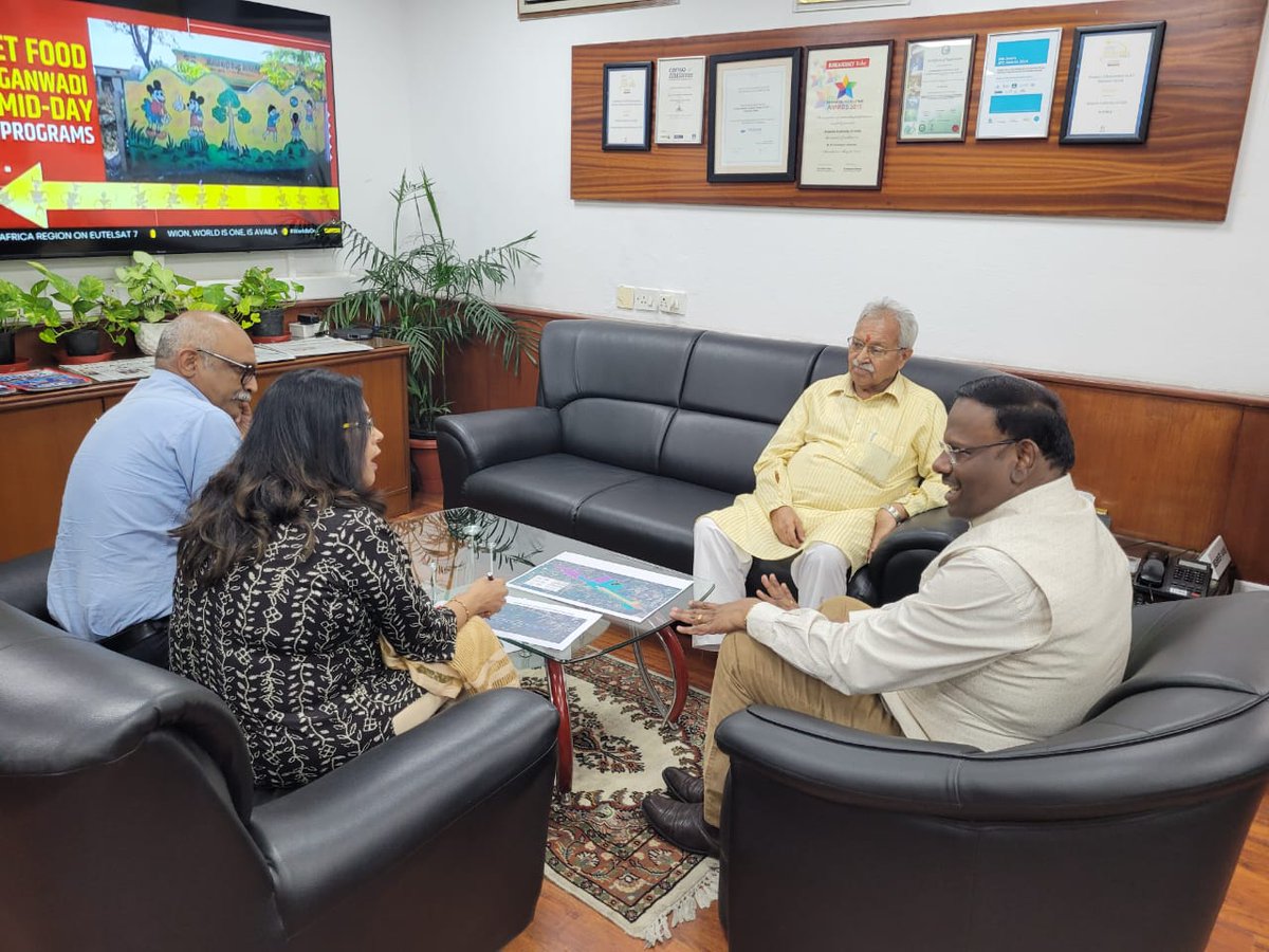 LKBajpaiBJP's tweet image. मेरठ से हवाई उड़ान के सम्बन्ध में एयरपोर्ट अथॉरिटी ऑफ़ इंडिया में सम्बंधित अधिकारियों से सार्थक चर्चा की। 
माननीय प्रधानमंत्री श्री @narendramodi जी की सुगम हवाई यात्रा की योजना के अंतर्गत मेरठ से भी हवाई उड़ान प्रारम्भ होगी।

#AirportAuthorityofIndia 
#flightservice