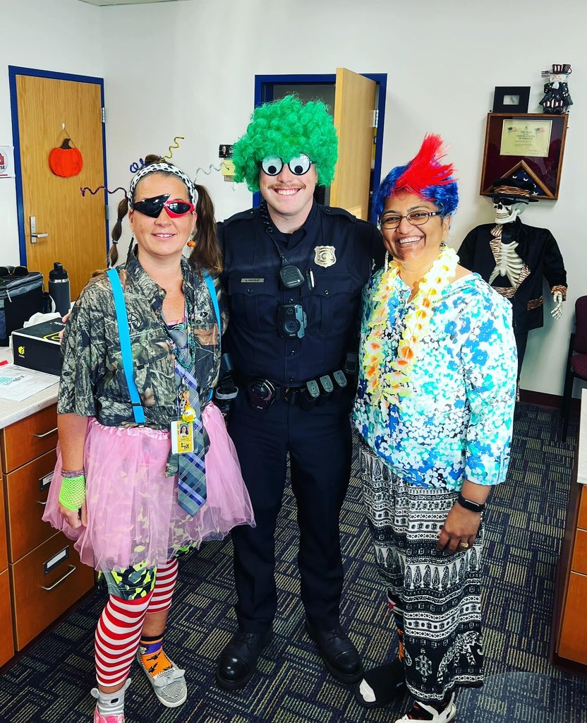 It’s whacky Wednesday at little Miami Primary. #SRO <a href="/LM_Schools/">Little Miami Schools</a> <a href="/HamiltonTwpPD/">HamiltonTwpPD</a>