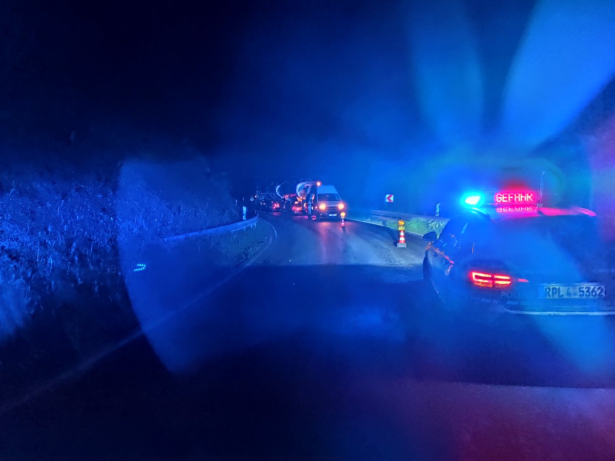 PolizeiTrier's tweet photo. Auf der Straße musst du immer aufmerksam sein 👀, denn du weißt nie, was dich erwartet. Vorausschauendes Fahren ermöglicht dir, Gefahren🚨frühzeitig zu erkennen und das Fahrverhalten anzupassen.
#Polizeiblitzer⚡️
A 1, #Hetzerath;
L 135, #Saarburg;
B 51, #Welschbillig
#ImmerDa https://t.co/gCpdtij3FJ