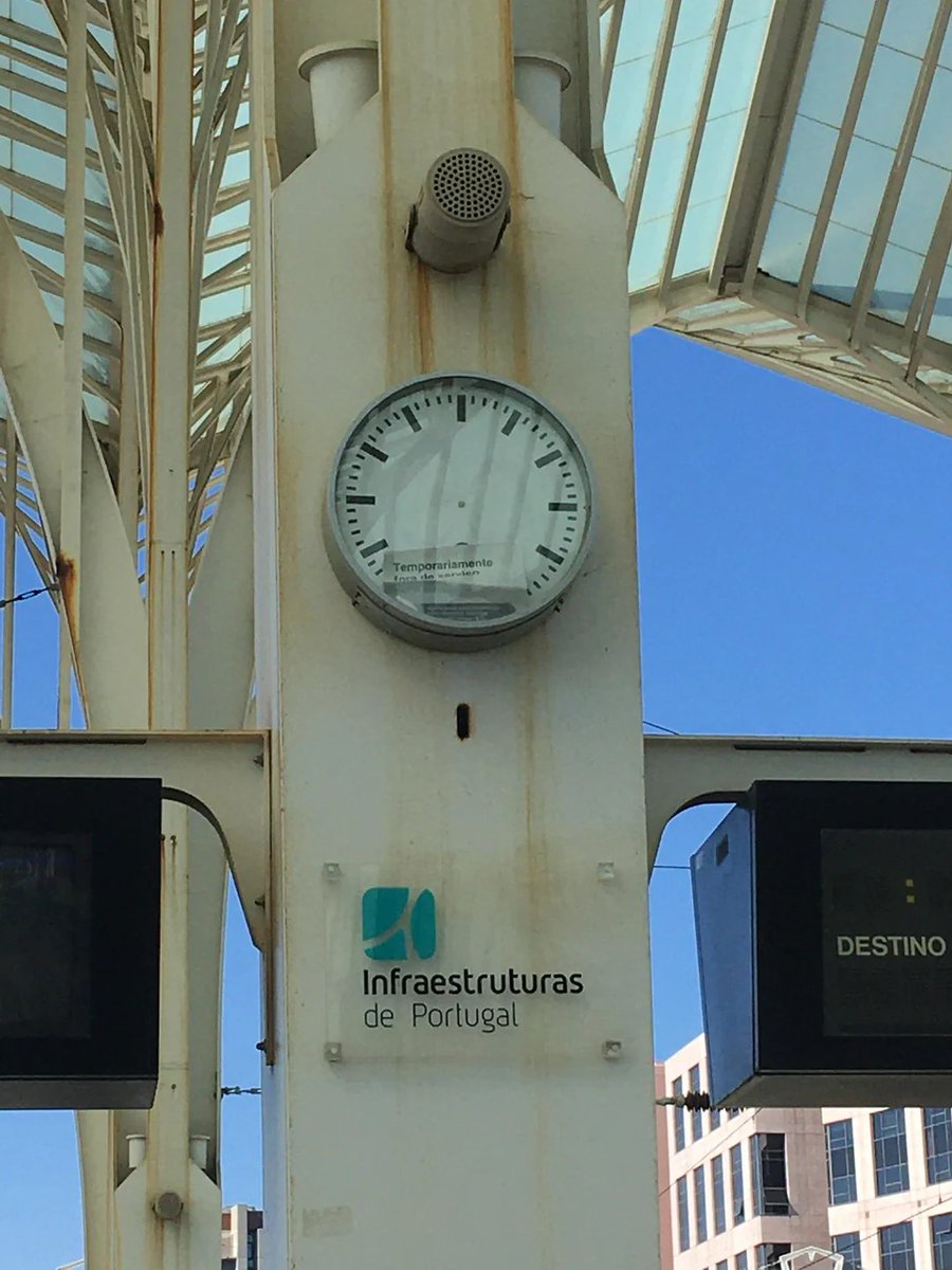 JoseMFCosta's tweet photo. @amandalimajor Dizer que haver alguém sentado no chão "dá mau aspeto" quando a Gare do Oriente está assim... quer dizer... https://t.co/fY4ESntG6b