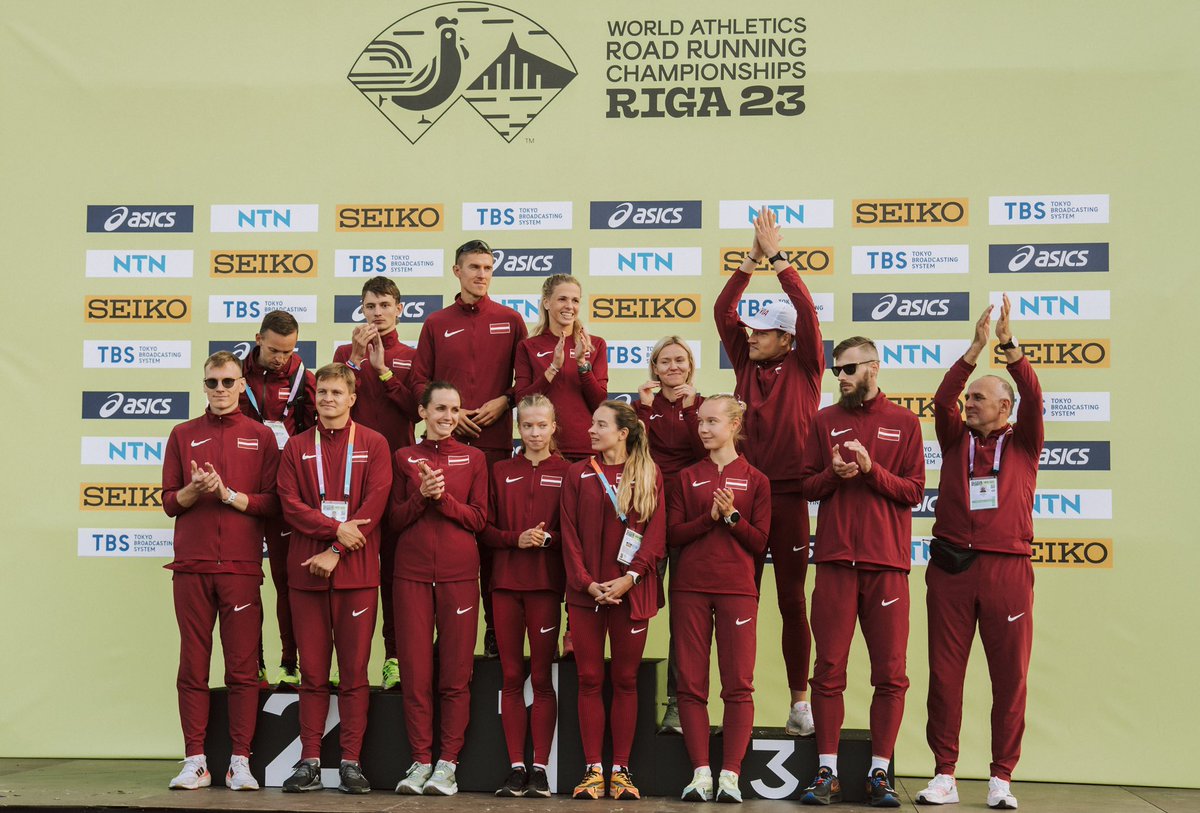 Lepojamies ar @athleticslv skrējējiem, kuri godam pārstāvēja valsti Pasaules čempionātā skriešanā! 🇱🇻 #wariga23