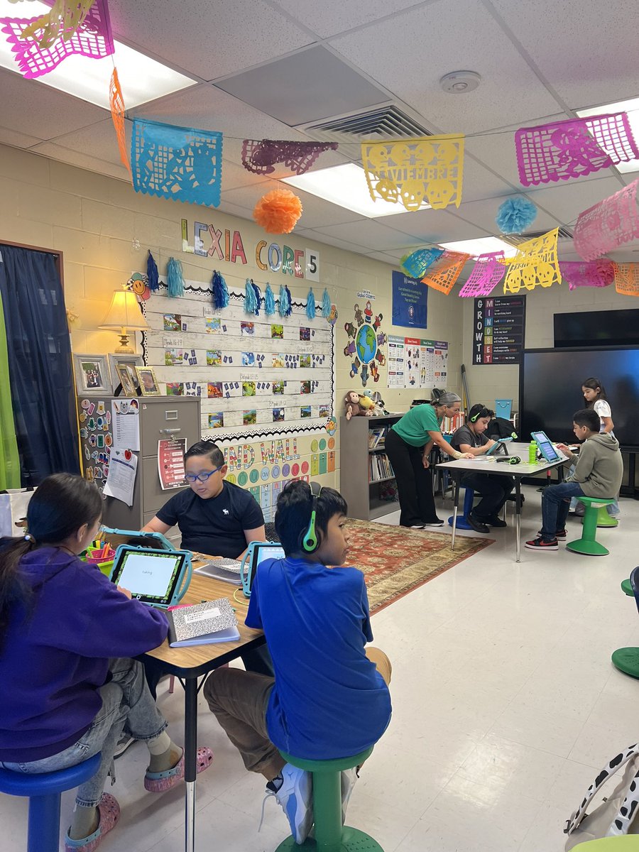 debydlopez's tweet image. Morning tutoring in action 🤓🤩! @PerezM_CALT @perezpioneers 
@salflores10 

#ibgettingitdone #ownitandgrow🪴