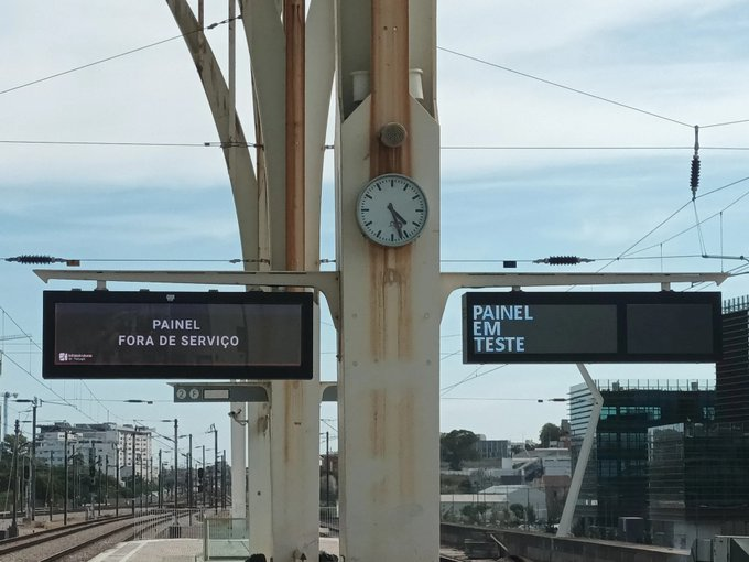 JoseMFCosta's tweet photo. @amandalimajor Dizer que haver alguém sentado no chão "dá mau aspeto" quando a Gare do Oriente está assim... quer dizer... https://t.co/fY4ESntG6b