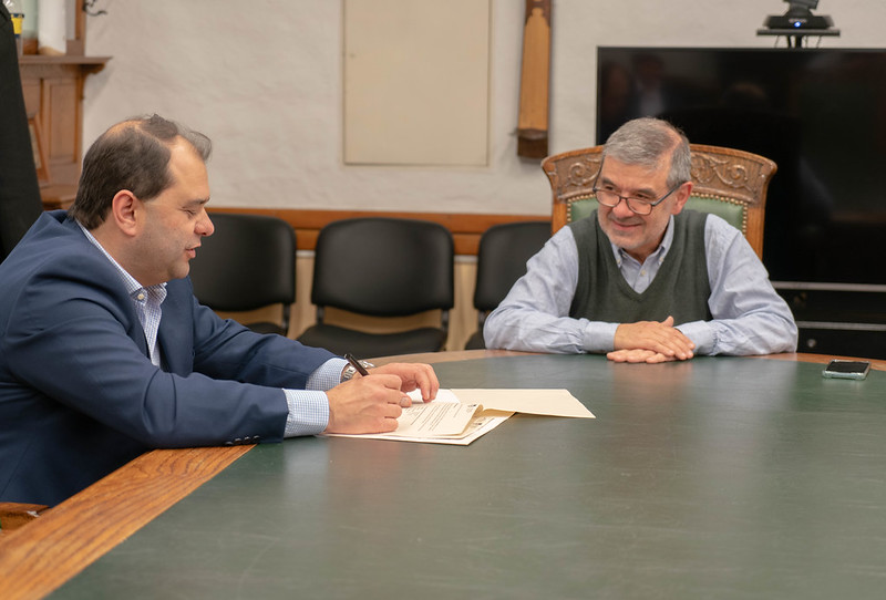 FCEA_UdelaR's tweet photo. ✍️Firma de convenio entre la Facultad de Ciencias Económicas y de Administración y @cpa_ferrere https://t.co/oWaSTe40LV