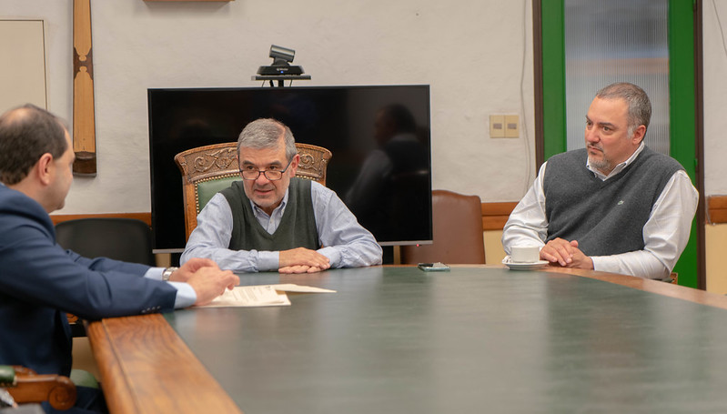 FCEA_UdelaR's tweet photo. ✍️Firma de convenio entre la Facultad de Ciencias Económicas y de Administración y @cpa_ferrere https://t.co/oWaSTe40LV