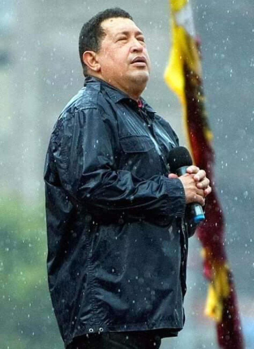 rmenendezp's tweet photo. Siempre...Por siempre...
Cada día de batalla, de coherencia,de entrega absoluta. De empujar,de abrir, las compuertas de un mundo distinto. De ser leales, de no conocer la palabra renuncia. 
Militar en ti..
La forma de luchar cada día por la felicidad del Pueblo.
¡Que viva Chávez! https://t.co/MWQa5XpJob