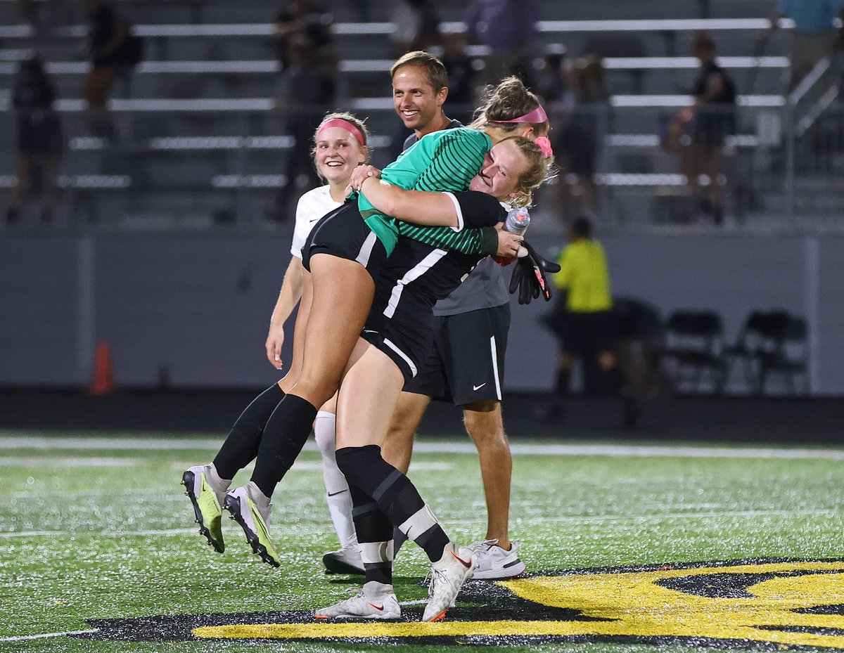 SportsPicsOhio's tweet photo. This is the kind of stuff I love Love love, love to see

🖤💛💚 
@uagirlssoccer @barstoolupperarlington @coffman_girlssoccer @barstoolcoffman https://t.co/ZGdHxecMP8
