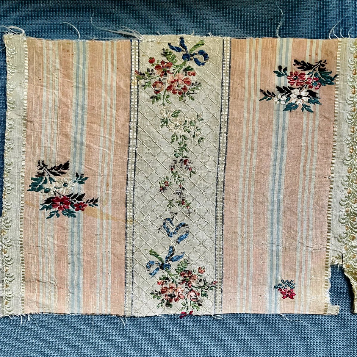 SilkDamask's tweet photo. Wishing you good morning with a #dressweight #brocaded #silk fragment; French c1760s+ #studycollection https://t.co/ilBqjUcvlM