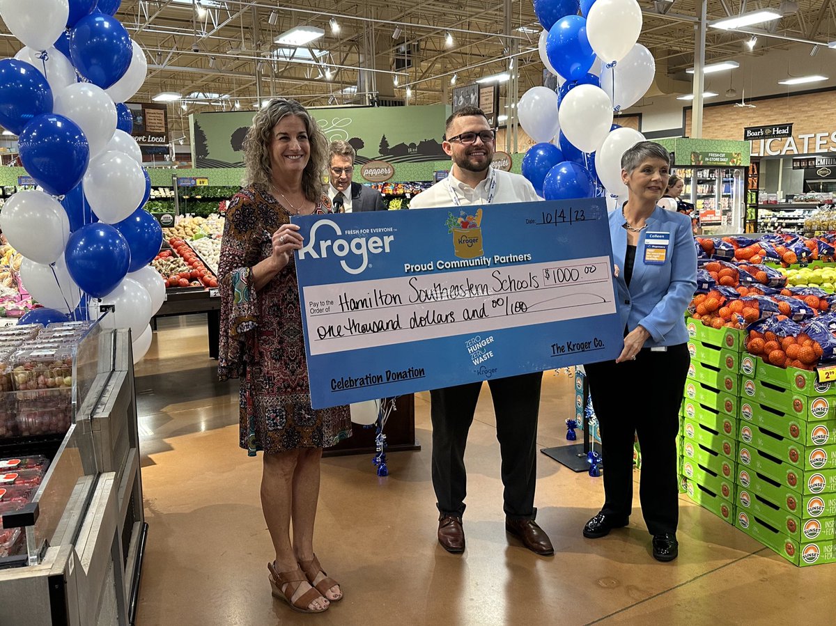 HSESchools's tweet image. Our @hsefoodservices feeds on average 15,000 students throughout our schools each day. A huge THANK YOU to @Kroger for donating $1,000 to our Angel Fund to assist with the coverage of unpaid student meal debt. We are so grateful for your support! @KrogerNews