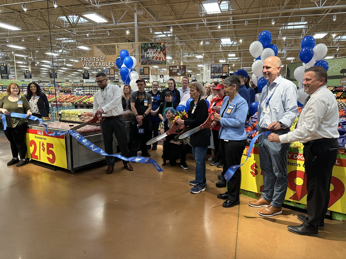 HSESchools's tweet image. Our @hsefoodservices feeds on average 15,000 students throughout our schools each day. A huge THANK YOU to @Kroger for donating $1,000 to our Angel Fund to assist with the coverage of unpaid student meal debt. We are so grateful for your support! @KrogerNews