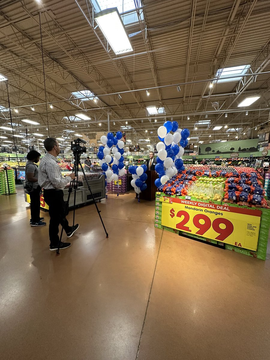 HSESchools's tweet image. Our @hsefoodservices feeds on average 15,000 students throughout our schools each day. A huge THANK YOU to @Kroger for donating $1,000 to our Angel Fund to assist with the coverage of unpaid student meal debt. We are so grateful for your support! @KrogerNews