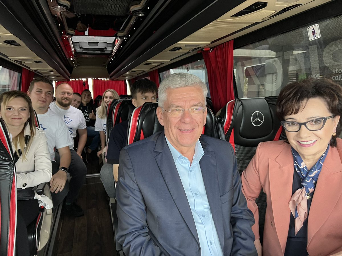 StKarczewski's tweet photo. Kampanijna trasa #PiSbus z Panią Marszałek @elzbietawitek 
Pozdrawiamy i do zobaczenia za chwilę w #Grójec i #Stromiec 
#BezpiecznaPolska https://t.co/xACJOws7QA