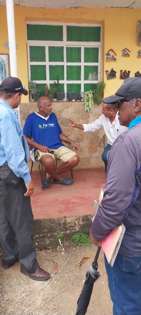 ValmRPoliti1983's tweet photo. Ayer el CEP Candelaria al lado de su Secretario General del @CEMValmoreRVale en los sectores El Candelero, Los Pozones y Barrio Central llevando el msj de la #ProsperidaADxVzla con el Líder y próximo Presidente de Venezuela Compañero @prospericarlos. Las históricas ADelante. https://t.co/S2YV2u7Nyt