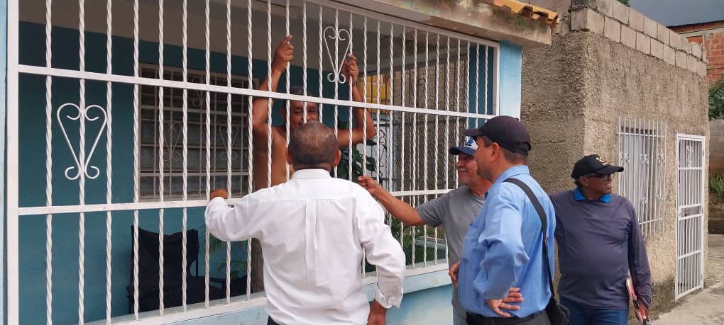 ValmRPoliti1983's tweet photo. Ayer el CEP Candelaria al lado de su Secretario General del @CEMValmoreRVale en los sectores El Candelero, Los Pozones y Barrio Central llevando el msj de la #ProsperidaADxVzla con el Líder y próximo Presidente de Venezuela Compañero @prospericarlos. Las históricas ADelante. https://t.co/S2YV2u7Nyt