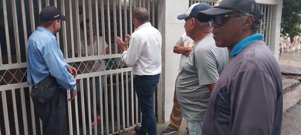 ValmRPoliti1983's tweet photo. Ayer el CEP Candelaria al lado de su Secretario General del @CEMValmoreRVale en los sectores El Candelero, Los Pozones y Barrio Central llevando el msj de la #ProsperidaADxVzla con el Líder y próximo Presidente de Venezuela Compañero @prospericarlos. Las históricas ADelante. https://t.co/S2YV2u7Nyt