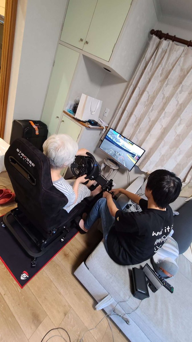ceo_costick's tweet photo. 70歳のオカンがグランツーリスモをすると言ってもう１年！
鈴鹿、富士、オートポリス、筑波…国内のいろんなサーキットをずっと練習してるのは凄いと思う。
そろそろ、海外のサーキットデビューかな？ https://t.co/WBzJyoMnR1