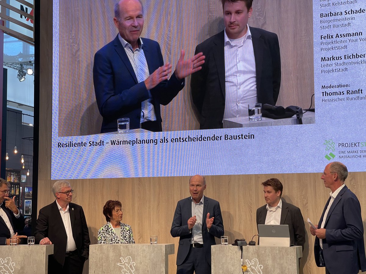 „Die Menge an regenerativer Energie aus den Wärmenetzen ist begrenzt. Daher sollten Hausbesitzer auch darauf achten, wo sie Energie einsparen können“, sind sich Karsten McGovern von der LEA Hessen und die Bürstädter Bürgermeisterin, Barbara Schader einig.