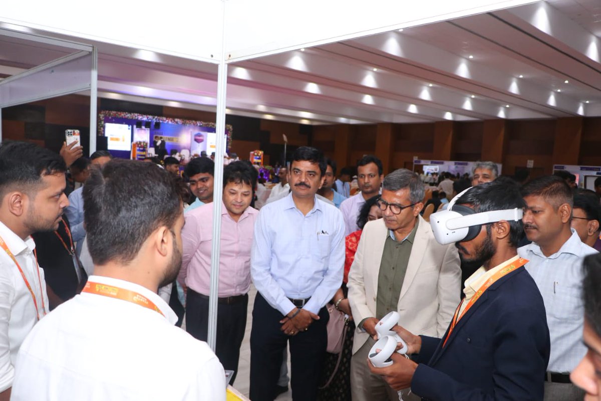 BiharKhadi's tweet photo. ज्ञान भवन पटना में स्टार्टअप उद्यमियों से बातचीत करते और उनका हौसला बढ़ाते हुए DPIIT सचिव श्री राजेश कुमार सिंह तथा उद्योग विभाग,बिहार सरकार के अपर मुख्य सचिव श्री संदीप पौण्डरीक।u
#biharhaitaiyar #startupbihar #bihar #innovation #idea #biharinnovates #AllIndiaLevel https://t.co/Y2WCfXgIaZ