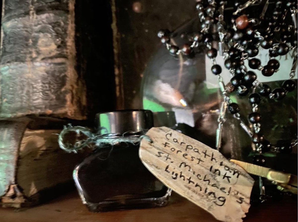 ShinyFluffdnd's tweet photo. GIVEAWAY!! Handmade magical medieval oak gall Ink 
 #inktober #31daysofhalloween #gothtober 

1 30 ml bottle of ink of your choice from my etsy shop!

rules:
-follow my ink page @ShinyFluffInk
-like 
-rt
comments welcome : )

random draw Sun, 0ct 8th!
int'l shipping up to 20 € https://t.co/YX6erstiKT