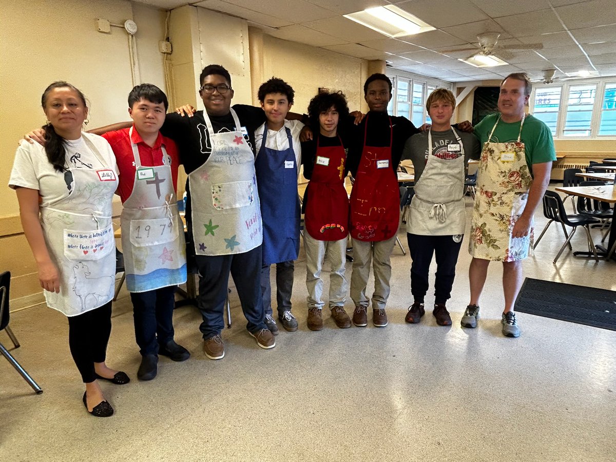 HolyGhostPrep's tweet photo. .@HolyGhostPrep students Bodi Tran, Ralph Smolczynski, Jeremiah Muturi, Rodolfo Espinoza, O'Bryan Pierre, and Alejandro Rodriguez joined HGP teachers Lily Wurts and Mike Seminack in serving dinners at @St_Francis_Inn last night. #ThinkService #ThinkGhost https://t.co/MaZl7z0JLj