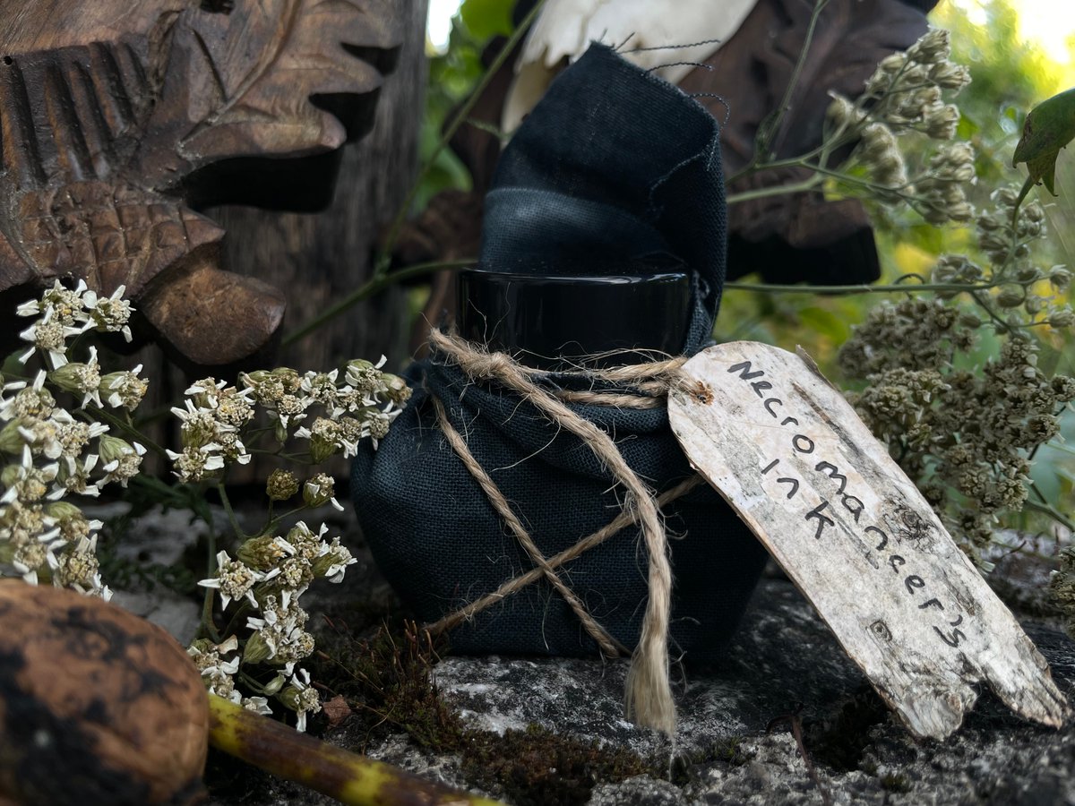 ShinyFluffdnd's tweet photo. GIVEAWAY!! Handmade magical medieval oak gall Ink 
 #inktober #31daysofhalloween #gothtober 

1 30 ml bottle of ink of your choice from my etsy shop!

rules:
-follow my ink page @ShinyFluffInk
-like 
-rt
comments welcome : )

random draw Sun, 0ct 8th!
int'l shipping up to 20 € https://t.co/YX6erstiKT