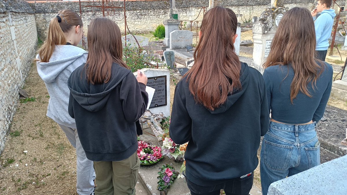 Dans le cadre du cours d’histoire de Thomas Rousseau sur la première guerre mondiale, les 3A découvrent le monument aux morts de la Grande Guerre au cimetière de Mirebeau. L’occasion d’allier histoire locale et devoir de mémoire. <a href="/ClgGDavid86/">Collège de Mirebeau</a>